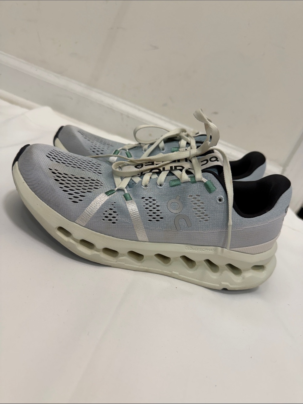 ON RUNNING WOMENS SIZE 8 CLOUDSUFER!